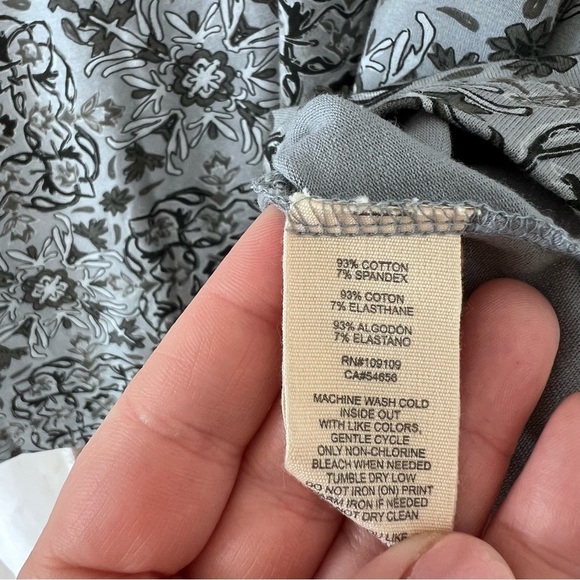 Life is Good Women's Floral V-Neck Top in Gray size 6 - Picture 5 of 12